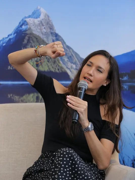 Dimas Anggara dan Nadine Chandrawinata