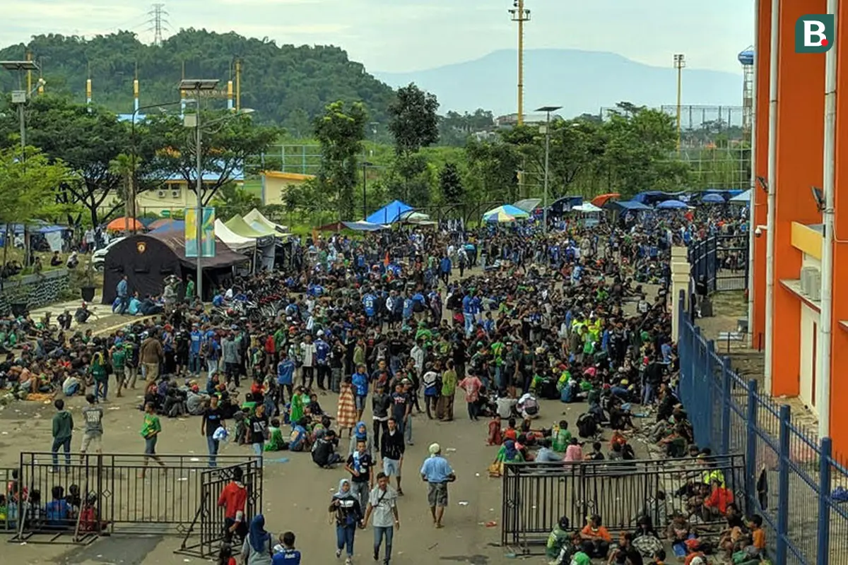 Penonton di Stadion Si Jalak Harupat