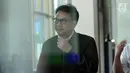 Ekspsresi Politisi Partai Golkar Aziz Syamsuddin usai menjalani pemeriksaan di Gedung KPK, Jakarta, Senin (27/11). Ia diperiksa sebagai saksi yang meringankan untuk tersangka dugaan korupsi pengadaan e-KTP, Setya Novanto. (Liputan6.com/Helmi Fithriansyah)