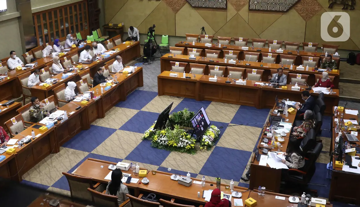 Menteri Tenaga Kerja Ida Fauziah mengikuti rapat dengar pendapat dengan Komisi IX DPR di Komplek Parlemen, Jakarta, Rabu (7/4/2021). Dalam rapat tersebut Komisi IX menyampaikan bahwa Kementerian Tenaga Kerja agar memperhatikan nasib kesejahteraan wartawan. (Liputan6.com/Angga Yuniar)