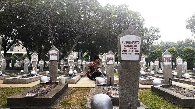 Peringati Hari Kemerdekaan Warga Pilih Berziarah Di Makam Para Pahlawan Citizen6 Liputan6 Com