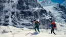 Perjalanan mereka menandai pencapaian penting dalam sejarah pendakian gunung. Dalam foto yang diambil pada 12 Oktober 2025 menunjukkan pendaki gunung Prancis Benjamin Vedrines (kiri) dan Nicolas Jean saat menuju puncak Jannu East yang menjadi pendakian pertama ke puncak setinggi 7.468 meter di Nepal timur. (Quentin DEGRENNE/AFP)