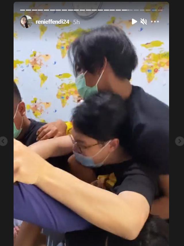 Dramatis, Ini 6 Potret Detik-detik dr. Richard Dijemput Paksa Polisi yang Disaksikan Istri