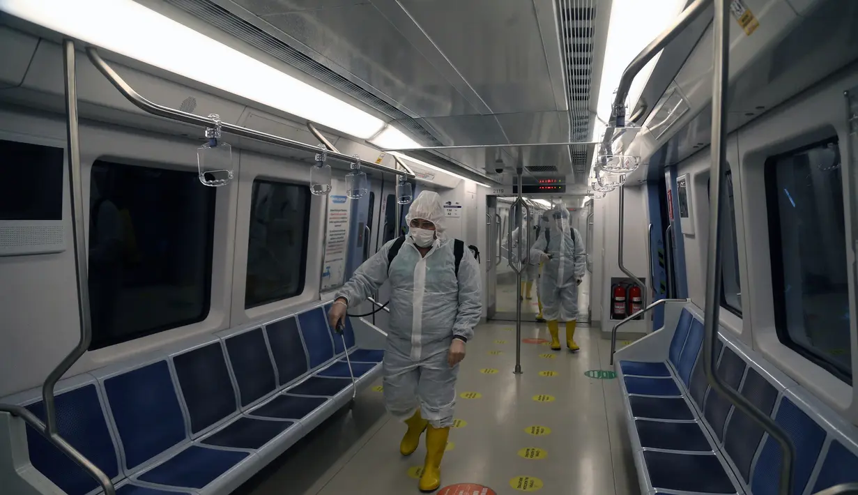 Petugas kebersihan mengenakan APD melakukan disinfeksi di kereta bawah tanah di Ankara, Turki (19/11/2020). Turki pada Kamis (19/11) melaporkan 4.542 kasus baru COVID-19, menambah total infeksi coronavirus menjadi 430.170, seperti diumumkan Kementerian Kesehatan Turki. (Xinhua/Mustafa Kaya)