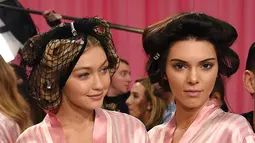 Gigi Hadid (kiri) dan Kendall Jenner terlihat di belakang panggung sebelum tampil dalam acara Victoria Secret Fashion Show 2015 di Lexington Armory, New York, Selasa (10/11/2015). (Dimitrios Kambouris/Getty Images untuk Victoria Secret /AFP)