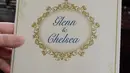 Desain undangan pernikahan Glenn Alinskie dan Chelsea Olivia yang sangat elegan siap mengundang orang-orang tersayang menyaksikan Glenn dan Chelsea menikah. (via instagram/@sherlylylyly)