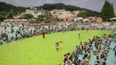 Wisatawan bermain air di water park Caribbean Bay di Yongin, luar Seoul, Senin (6/8). Cuaca ekstrem dengan suhu mencapai hampir 40 derajat celcius membuat ratusan warga Korea Selatan memenuhi kolam renang untuk mengurangi hawa panas. (Ed JONES/AFP)