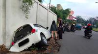 Seorang wanita berusia 18 tahun mengalami kecelakaan, di mana mobilnya masuk ke dalam saluran air di Jalan Mayor Oking, Cibinong, Bogor, Sabtu (21/5/2022). (Achmad Sudarno/Liputan6.com)