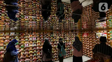 Pengunjung berbelanja mi instan di salah satu store KKV, Central Park Mall, Jakarta, Jumat (8/1/2020). Store yang sengaja didesain instagrammable ini menawarkan ratusan merek mi instan dari dalam maupun luar negeri, seperti Singapura, Thailand, Korea Selatan, dan Jepang. (Liputan6.com/Johan Tallo)