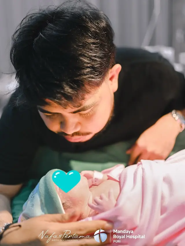 6 Potret Detik-Detik Istri Rigen Melahirkan Anak Ketiga, Penuh Perjuangan