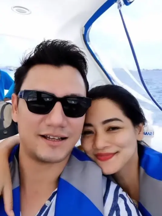 Keduanya terlihat kompak dengan vibes nautical. Seperti kemeja garis-garis yang dikenakan oleh Christian Sugiono. Tak luput dengan kacamata hitam yang dikenakannya menjadi pelengkap gaya yang menjanjikan. (Foto: Instagram/ Titi Kamal)