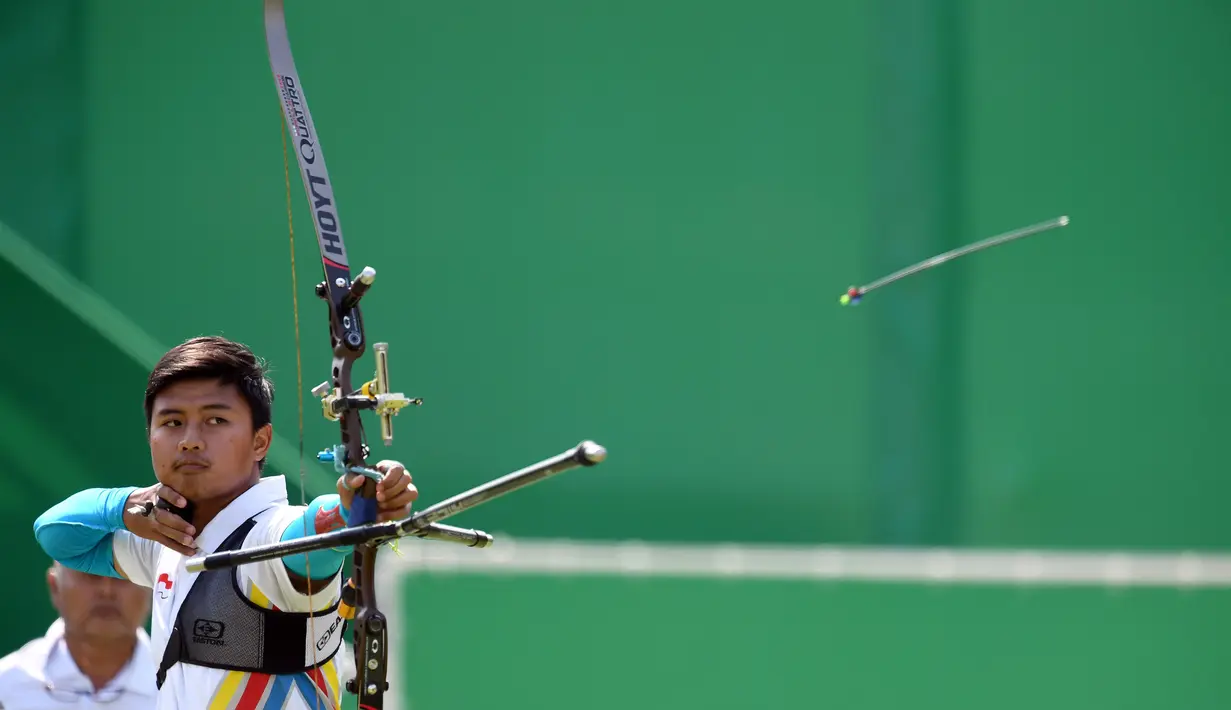 Pemanah putra Indonesia, Riau Ega Agatha membidik sasaran saat kompetisi cabang olahraga panahan Olimpiade 2016 di Rio De Janeiro, Senin (8/8). Ega mengalahkan juara dunia asal Korea Selatan, Kim Woo-jin dengan skor 6-2. (Jewel SAMAD/AFP)