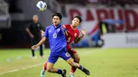 Pemain Thailand U-19, Thanakrit Chotmuangpak (depan) berusaha mengontrol bola dibayangi pemain Timnas Indonesia U-19, Alfharezzi Buffon pada laga final Piala AFF U-19 2024 di Stadion Gelora Bung Tomo, Surabaya, Senin (29/7/2024). (Bola.com/Bagaskara Lazuardi)