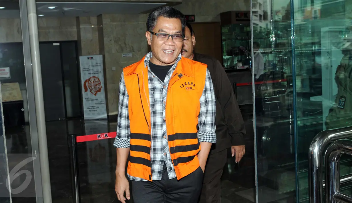 Anggota Komisi III DPRD Banten dari F-PDIP Tri Satya Santosa berjalan keluar usai menjalani pemeriksaan di KPK, Jakarta, Rabu (20/1). Tri diperiksa sebagai saksi dugaan suap pembahasan pembentukan Bank Pembangunan Daerah Banten (Liputan6.com/Helmi Afandi)