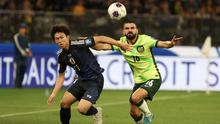 Pemain Australia, Aziz Behich (kanan) berduel dengan pemain Jepang, Yu Hirakawa, pada laga lanjutan Grup C Kualifikasi Piala Dunia 2026, di Optus Stadium, Perth, Kamis (5/6/2025). Behich menjadi pahlawan kemenangan Australia berkat gol tunggalnya di menit ke-91. (AFP / Colin Murty)