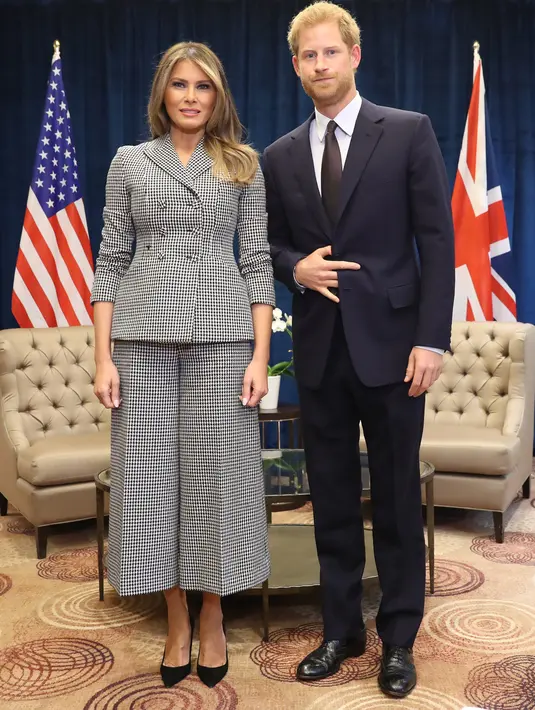 Pangeran Harry foto bersama dengan Ibu Negara AS, Melania Trump saat bertemu untuk pertama kalinya jelang pembukaan Invictus Games 2017 di Toronto, Kanada (23/9). (Chris Jackson/Getty Images for the Invictus Games Foundation /AFP)