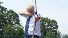 PM Inggris Boris Johnson bermain panahan saat mengunjungi Premier Education Summer Camp di Sacred Heart of Mary Girl's School, Upminster, Inggris, Senin (10/8/2020). Kunjungan Boris untuk melihat persiapan jelang pembukaan kembali sekolah pada September mendatang. (Lucy Young/Pool via AP)