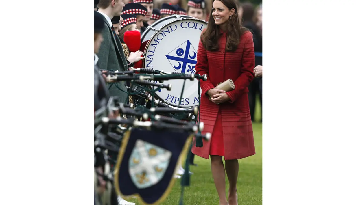 Duchess of Cambridge, Catherine Elizabeth Middleton terus tersenyum saat berjumpa masyarakat Crieff, Skotlandia yang menyambut kedatangannya, (29/5/2014). (REUTERS/Russell Cheyne)