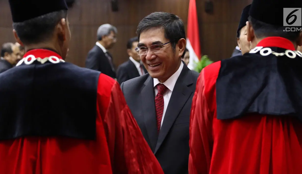 Mantan Ketua MK, Hamdan Zoelva menghadiri acara pengucapan sumpah jabatan Ketua dan Wakil Ketua MK Anwar Usman dan Aswanto, Jakarta, Senin (2/4). Anwar dan Aswanto menjadi Ketua dan Wakil Ketua MK periode 2018-2020. (Liputan6.com/Immanuel Antonius)