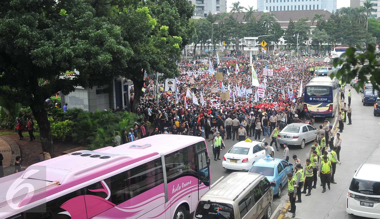 Suasana ketika massa dari Forum Honorer Kategori 2 (FHK2I) berunjuk rasa di seputaran Istana Kepresidenan, Jakarta, Rabu (10/2). Guru honorer dari seluruh Indonesia itu menuntut Pemerintah agar mengangkat mereka sebagai PNS. (Liputan6.com/Gempur M Surya)