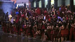 Umat Hindu Nepal percaya apabila mereka merayakan Festival Swasthani maka kesejahteraan akan menghampiri keluarga mereka, Selasa (20/1/2015). (AFP Photo/Prakash Mathema)