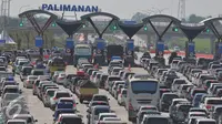 Sejumlah kendaraan saat memasuki gerbang Tol Palimanan, Jawa Barat, Selasa (14/7/2015). Hingga H-3 jelang lebaran 2015 pemudik sudah mulai memadati tol Cipali. (Liputan6.com/Herman Zakharia)