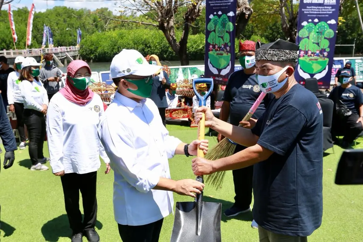Galakkan Pemakaian Masker di Pantai Banyuwangi, Kemenparekraf Gelar Gerakan BISA