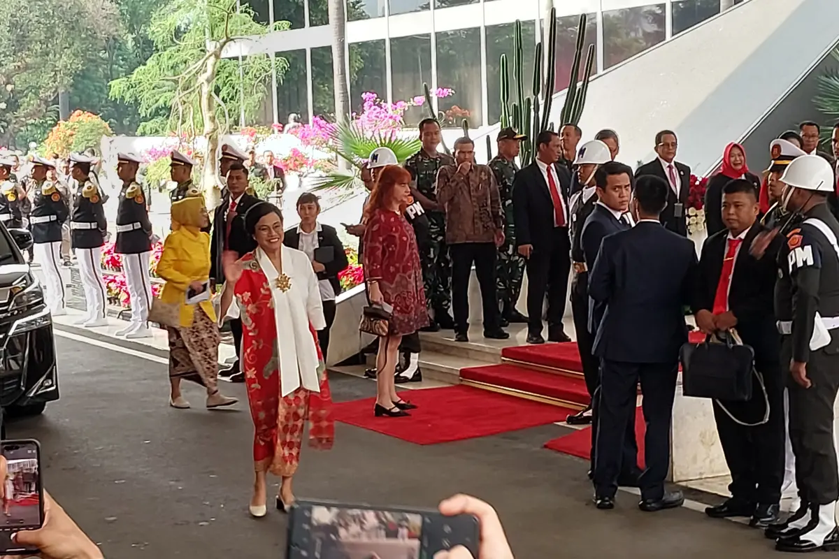 Menteri Keuangan Sri Mulyani Indrawati tiba di komplek DPR RI, Senayan, Jakarta menjelang penyampaian pengantar RUU APBN 2025 beserta Nota Keuangan.