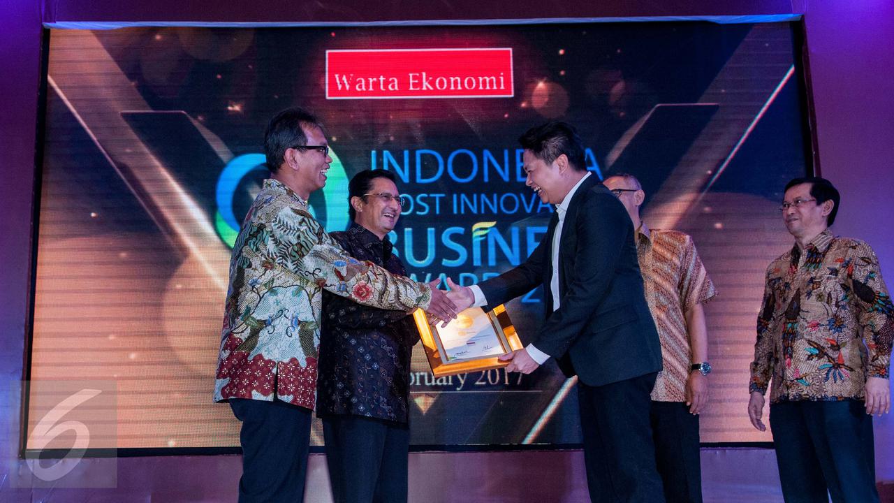 Perwakilan dari Emtek menerima penghargaan Indonesian Most Innovatif Bussines Award di Hotel Pullman Jakarta