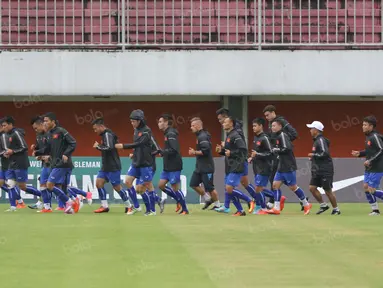 Para pemain Vietnam tengah melakukan pemanasan jelang malawan tuan rumah Indonesia pada laga uji coba di Stadion Maguwoharjo, Sleman, Yogyakarta, Sabtu (08/10/2016). (Bola.com/Nicklas Hanoatubun)