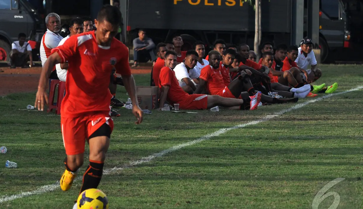 Sejumlah pemain Persija menyaksikan aksi Ismed Sofyan saat laga uji coba melawan Cilegon United di lapangan Mako Brimob, Depok, Jawa Barat, Rabu (14/1/2015). (Liputan6.com/Miftahul Hayat)
