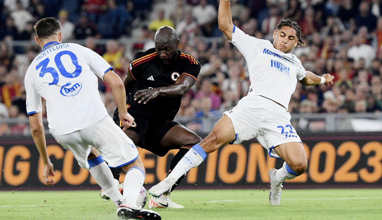 Pemain AS Roma, Romelu Lukaku, berusaha melepaskan tendangan saat melawan Frosinone pada laga pekan ketujuh Serie A 2023/2024 di Stadion Olimpico, Roma, Senin (02/10/2023). AS Roma menang dengan skor 2-0. (AFP/Filippo Monteforte)