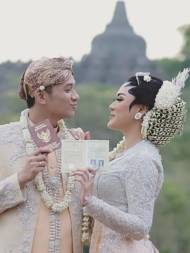 Sebelum Vicky Shu, polisi juga telah memanggil penyanyi cantik Syahrini. Pelantun lagu Sesuatu itu hadir memenuhi panggilan Polisi. Syahrini mengaku mendapatkan 18 pertanyaan dari penyidik. (Instagram/vickyshu)