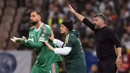 Bertanding melawan Bosnia dan Herzegovina, Timnas Italia kalah 1-4 lewat drama adu penalti. Tampak dalam foto, pemain Timnas Italia, Gianluigi Donnarumma, Nicolo Barella dan pelatih Gennaro Gattuso (kiri ke kanan) bereaksi saat pertandingan sepak bola final playoff kualifikasi Piala Dunia 2026 melawan Bosnia dan Herzegovina di Stadion Bilino Polje, Zenica, Selasa 31 Maret 2026 waktu setempat atau Rabu 1 April 2026 dini hari WIB. (Fabio Ferrari/LaPresse via AP)