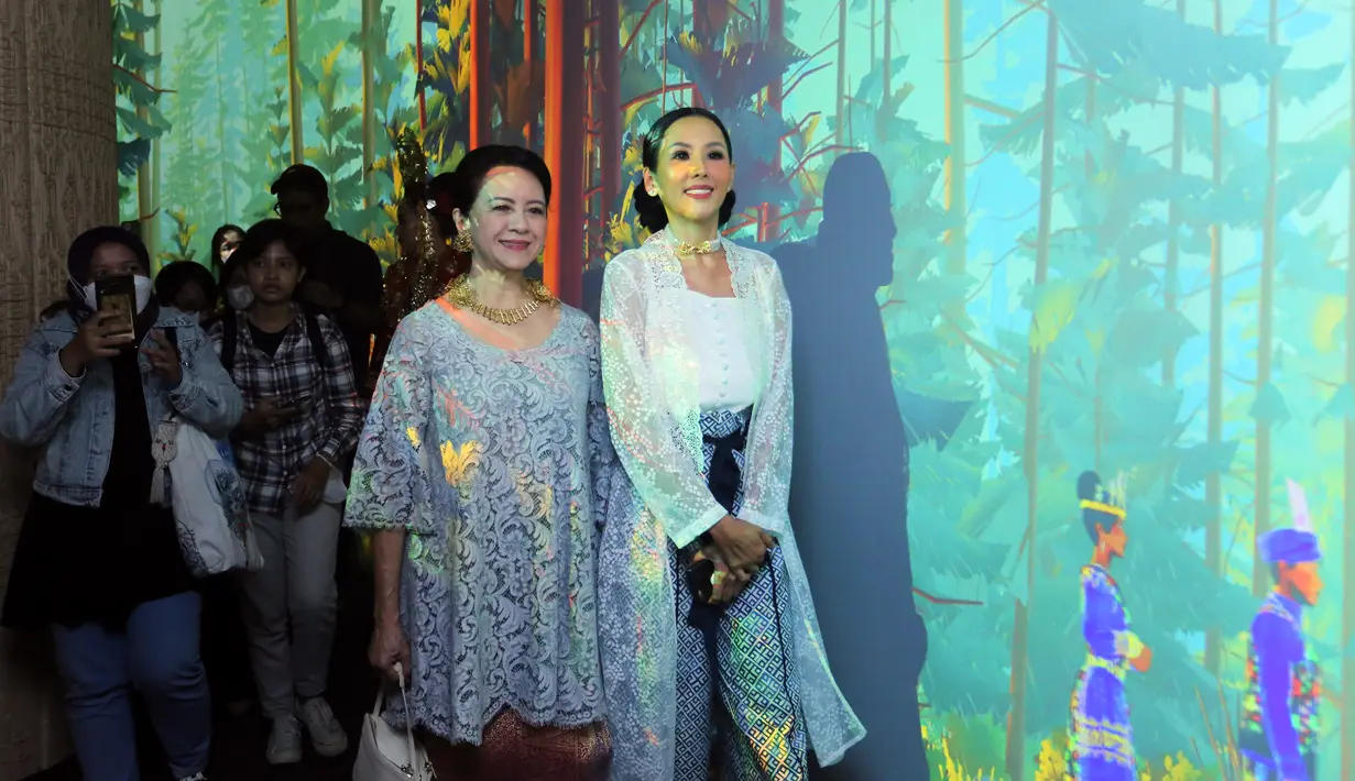 Renitasari Adrian selaku Program Director Galeri Indonesia Kaya mengungkapkan. “Pandemi mendorong kami berkreasi #diRumahAja dalam medium ruang virtual agar ekosistem industri seni pertunjukan tetap bertahan.” ujarnya. [Foto: Bambang E Ros/Fimela.com]