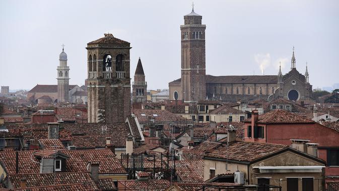 Pemandangan yang diambil dari gedung Fondaco dei Tedeschi menunjukkan kota Venesia, Italia (4/11/2019). Venesia dikenal sebagai salah satu destinasi populer Eropa. (AFP Photo/Miguel Medina)