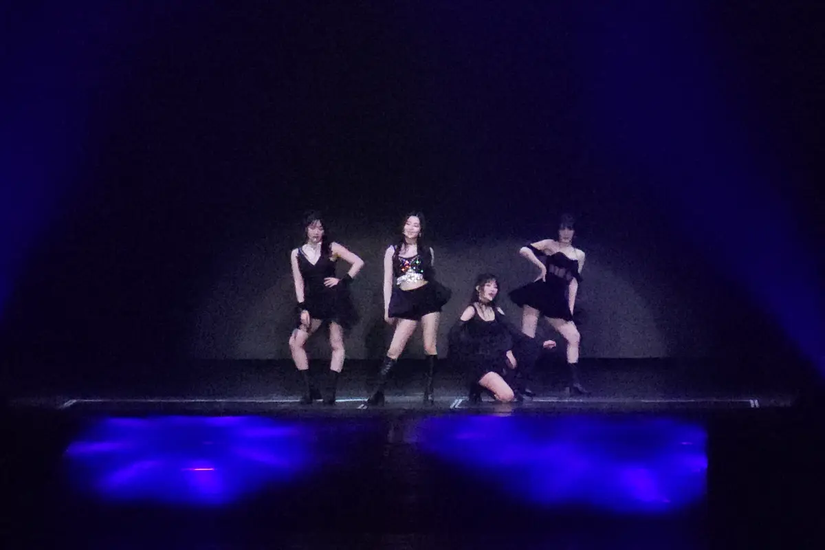 Penampilan Red Velvet dalam konsernya bertajuk R to V in Jakarta, Sabtu (20/5/2023). (Foto: Lanny Kusuma/Fimela)