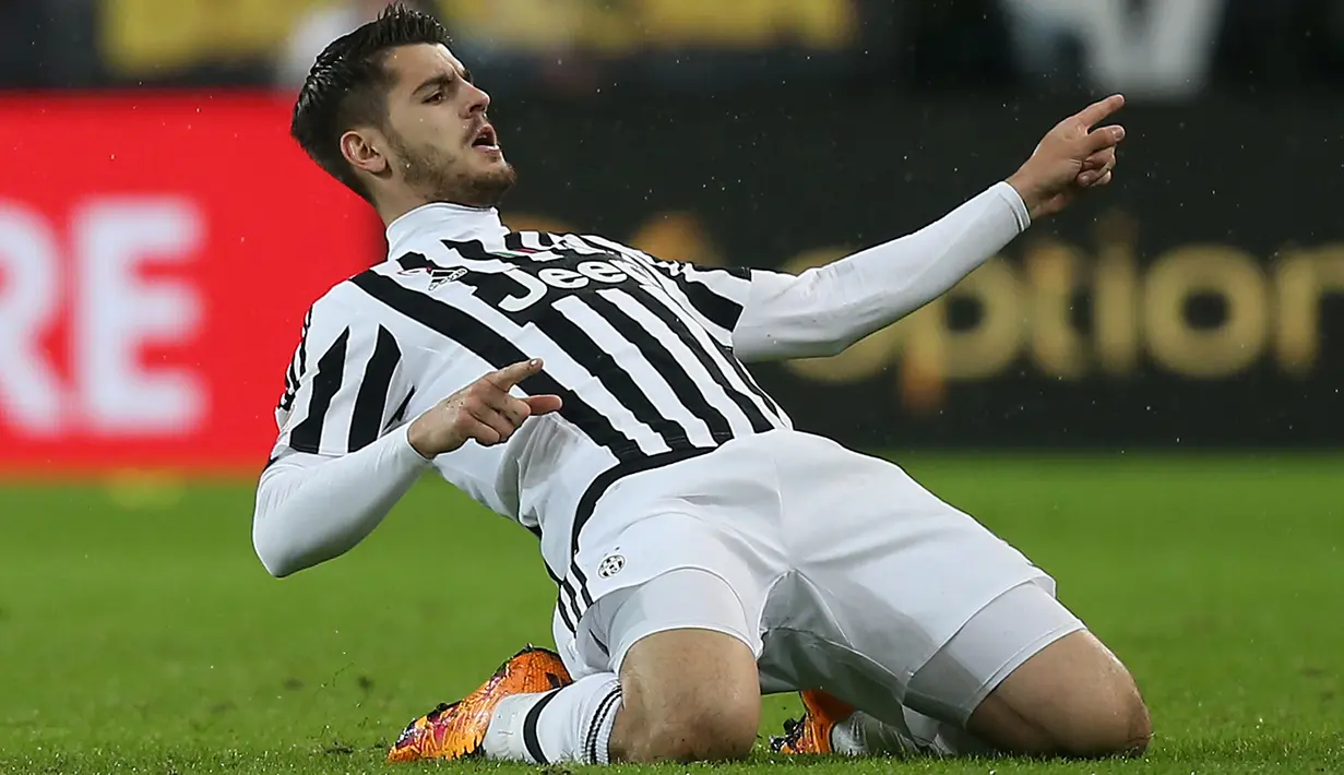 Striker Juventus, Alvaro Morata, merayakan gol yang dicetaknya ke gawang Inter Milan dalam laga Serie A Italia di Stadion Juventus, Turin, (28/2/2016). (AFP/Marco Bertorello)