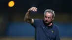Pelatih Timnas Indonesia Alfred Riedle memberikan instruksi kepada para pemainnya saat pertandingan AFF Suzuki Cup melawan Laos di Stadion Hang Day Hanoi, Vietnam, 28 November 2014. Alfred Riedl tutup usia pada Selasa (8/9/2020) dini hari waktu Austria. (AFP PHOTO/STR)