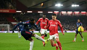 Bek Arsenal, Noni Madueke, mengirimkan umpan silang melewati gelandang Nottingham Forest, Nicolás Domínguez, dalam pertandingan Liga  Inggris antara Nottingham Forest dan Arsenal di The City Ground, Nottingham, Inggris bagian tengah, pada 17 Januari 2026. (AFP/Justin Talis)