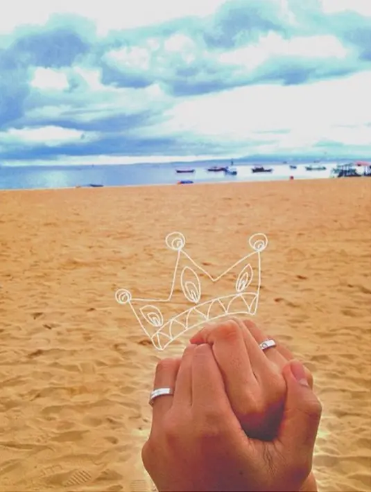 CINTA itu hidup berdua bukan mendua. CINTA itu hidup utuh, bukan selingkuh. CINTA itu hidup berbagi, bukan menyakiti. (via Instagram)