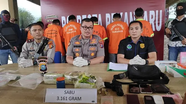 Barang bukti narkoba jenis sabu yang ditampilkan Polresta Pekanbaru kepada media.
