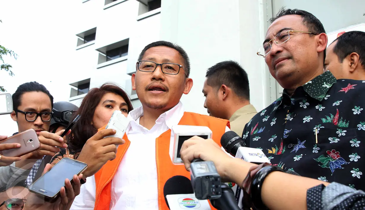Terpidana kasus korupsi hambalang Anas Urbaningrum menjawab pertanyaan wartawan sebelum meninggalkan rutan KPK di Jakarta, Rabu (17/6/2015). Anas resmi dipindahkan penahanannya ke Lapas Sukamiskin, Bandung, Jawa Barat. (Liputan6.com/Helmi Afandi)