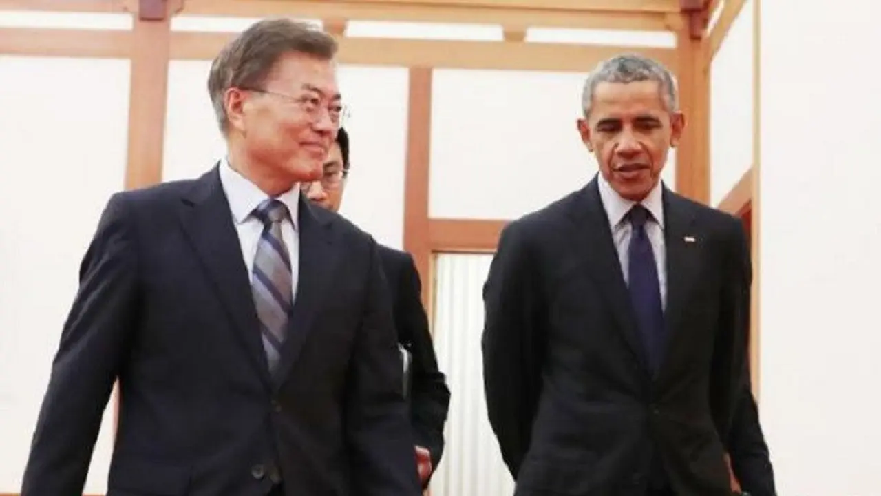 Presiden Korea Selatan Moon Jae-in dan mantan presiden AS Barack Obama (Yonhap)