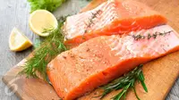 Pernahkah Anda memperhatikan ketika daging ikan salmon dimasak, terdapat zat putih yang seringkali mengalir? Simak ulasannya di sini (iStockphoto)