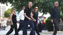 Pemain sepak bola Brasil Fabinho (tengah) tiba di pemakaman penyerang Liverpool asal Portugal Diogo Jota dan saudaranya Andre Silva di Gereja Induk Gondomar, di pinggiran Porto, pada 5 Juli 2025. (FILIPE AMORIM/AFP)