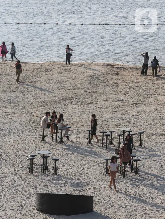 Pantai di kawasan Ancol masih menjadi lokasi wisata favorit bagi warga Jakarta dan sekitarnya. (Liputan6.com/Angga Yuniar)