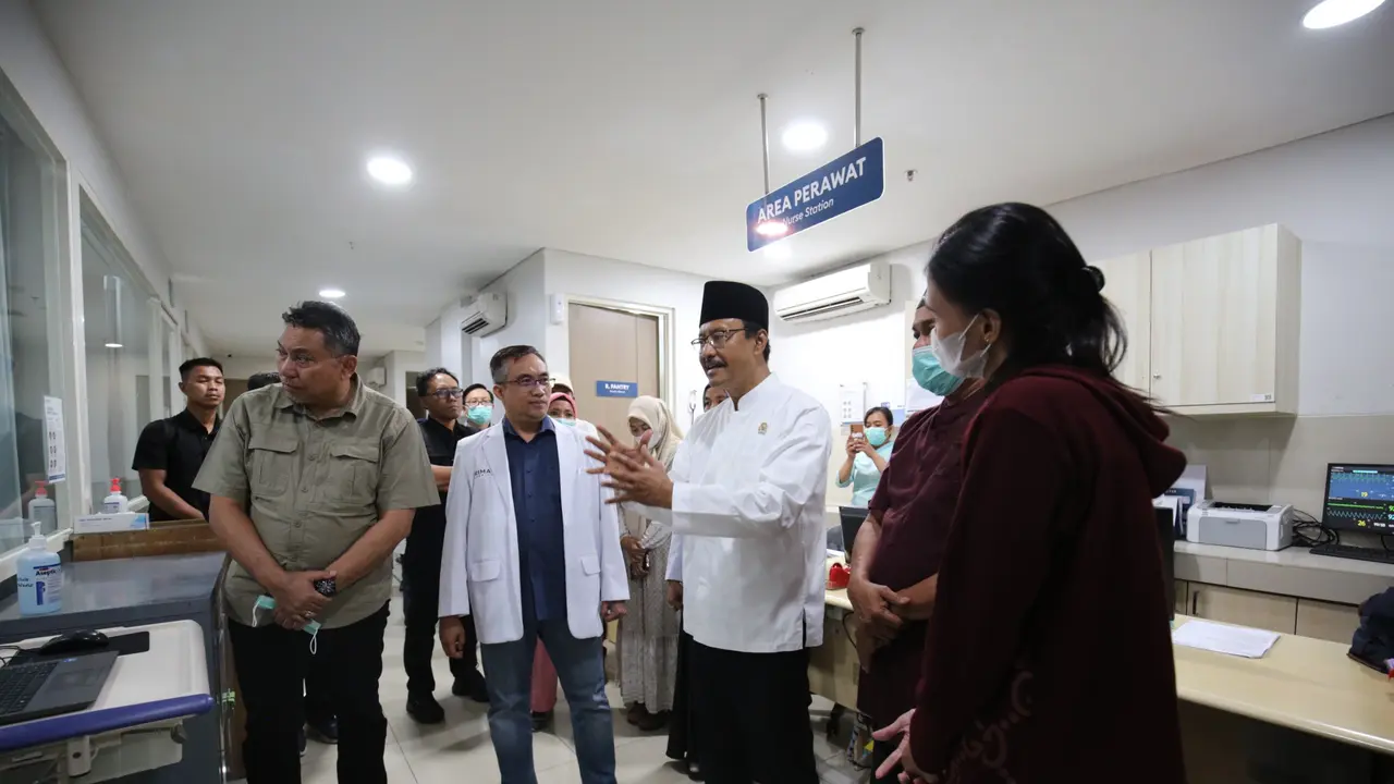 Menteri Sosial (Mensos) Saifullah Yusuf memberikan santunan kepada para korban meninggal dan luka di kediaman salah satu korban aksi demo berujung ricuh di Makassar, Sulawesi Selatan.