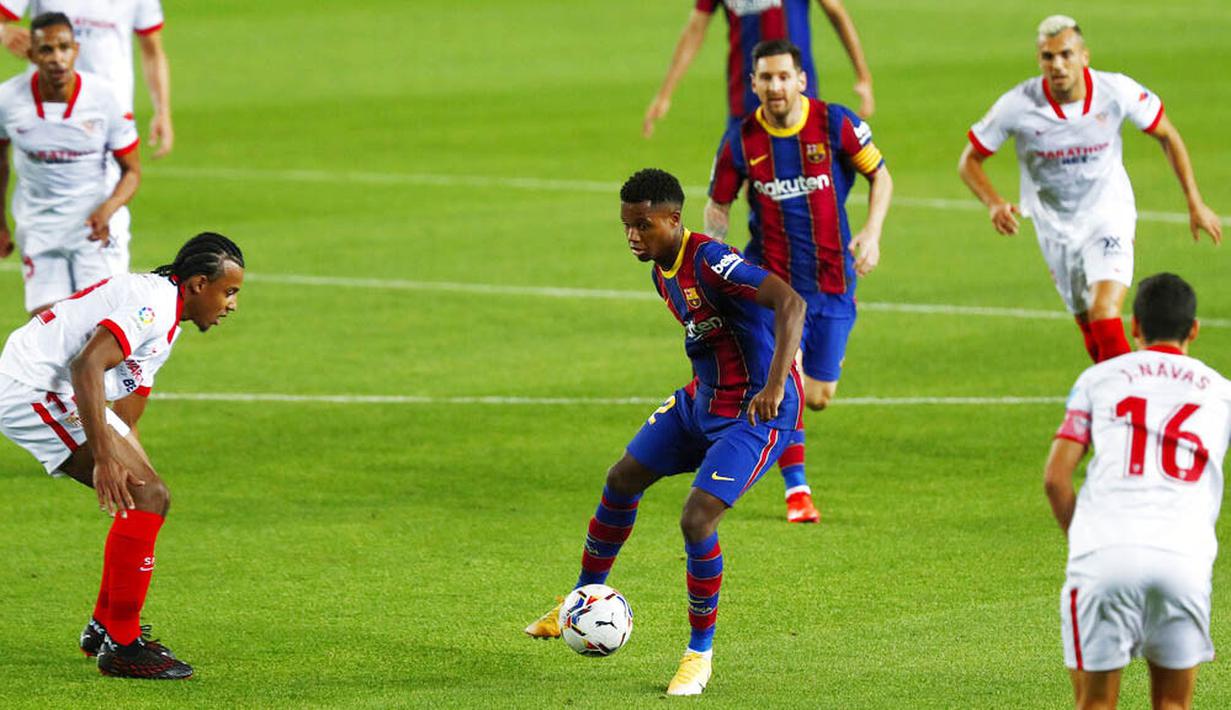 Striker Barcelona, Ansu Fati, berusaha melewati pemain Sevilla pada laga Liga Spanyol di Stadion Camp Nou, Minggu (4/10/2020). Kedua tim bermain imbang 1-1. (AP Photo/Joan Monfort)