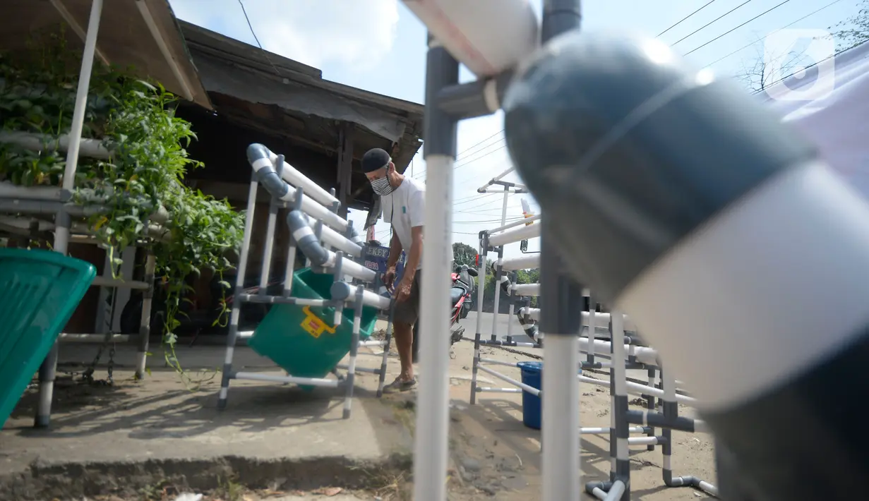 Jalan Raya Parung-Gunung Sindur, Bogor, Jawa Barat, Jumat (21/08/2020). Rakitan pipa PVC hidroponik dan ditambah mesin pompa air dijual dengan harga Rp 475 Ribu hingga Rp 1.3 Juta tergantung ukuran. (merdeka.com/Dwi Narwoko)